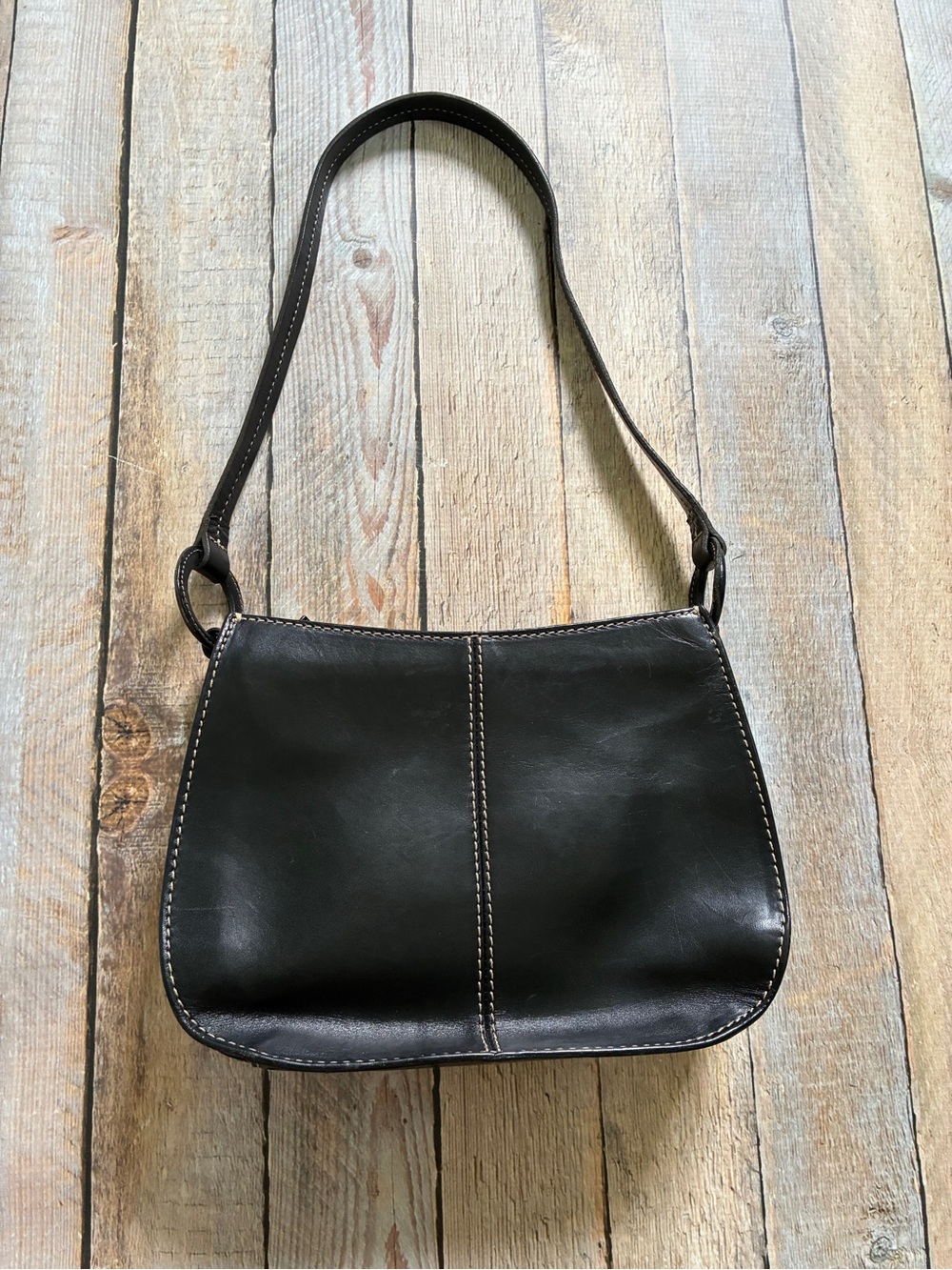 Vintage Y2K FOSSIL Black Leather Shoulder Bag With White Stitching O Ring Detail